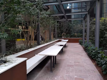 大手町站 丸特拉广场的休息场所的桌子和椅子1