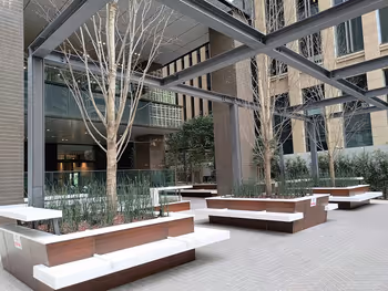 大手町站 丸特拉广场的休息场所1