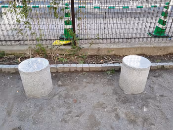 恵比寿駅 恵比寿東公園のスツール