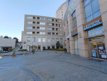 에비스역 프라임 스퀘어 근처 로손 앞 휴식 공간