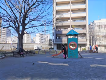 쓰루미역 동쪽 출구 역 앞 거리 공원의 휴식 장소 그 4