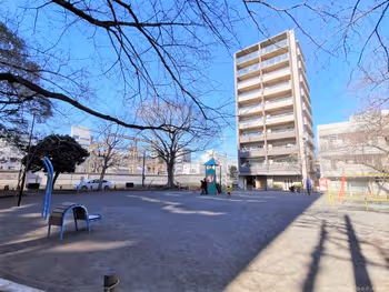 쓰루미역 동쪽 출구 역 앞 거리 공원의 휴식 장소 그 2