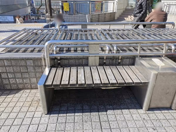 Photo of Tsurumi Station | Rest Spot on the West Exit Pedestrian Deck 2