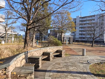 新子安站新子安樱花公园的休息场所2