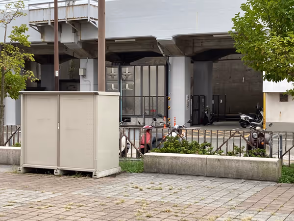 Photo of Tarumi Station | Rest area in the plaza outside the East Ticket Gate 3