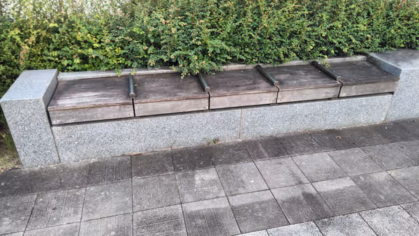 Photo of Naniwa Bridge Station | Yodoyabashi Station | Rest area in front of Children's Book Forest and Osaka City Museum of Oriental Ceramics 2