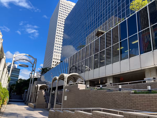 大阪駅前第2ビル北側のサンクンガーデンの写真1