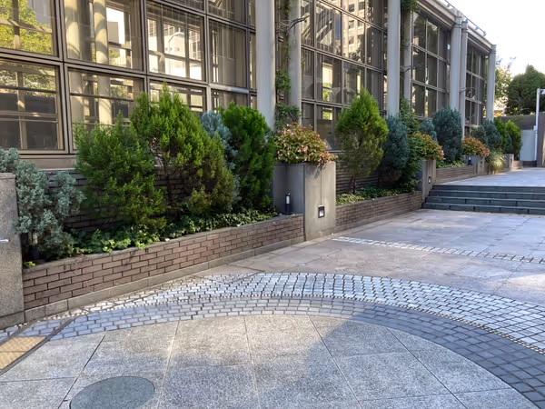 大阪駅前第2ビル北側のサンクンガーデンの写真2