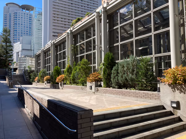 大阪駅前第2ビル北側のサンクンガーデンの写真3