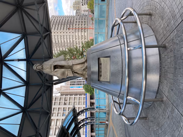 北側の梅川の像の写真2