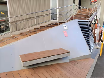 浦和駅Miriスクエア横の休憩場所その4