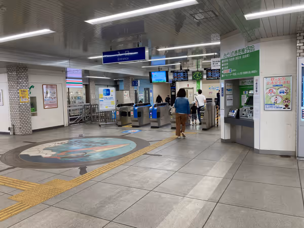 Photo of Suma Station | Rest Spot in Front of Ticket Gates 1