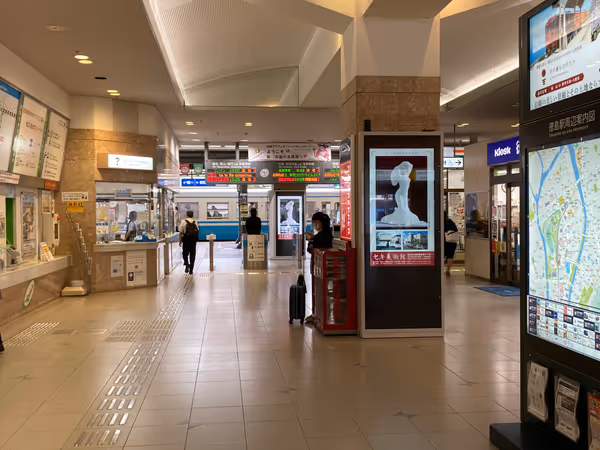 改札口を出てみどりの窓口付近の写真1