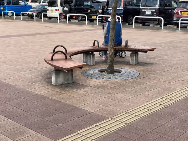 Photo of Kakogawa Station | Rest area directly in front of the North Exit 1