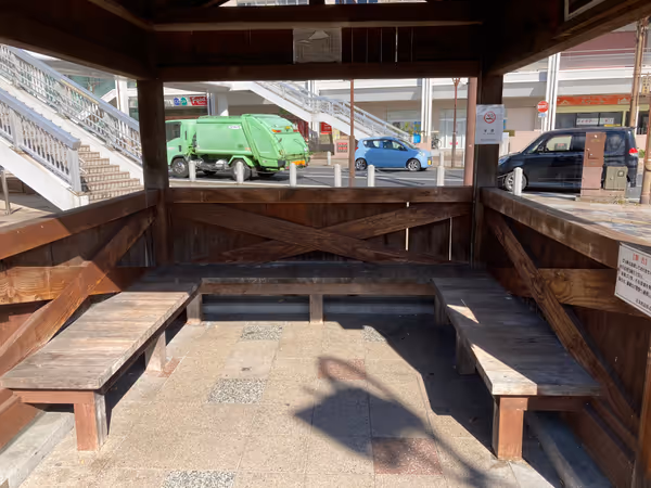 Photo of Hojo-cho Station | Covered Rest Spot in Front of the Station 2