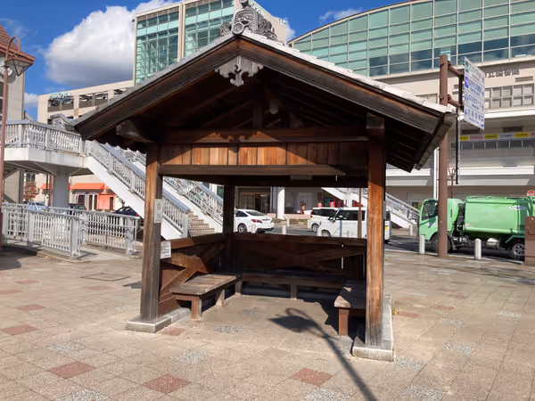 Photo of Hojo-cho Station | Covered Rest Spot in Front of the Station 1
