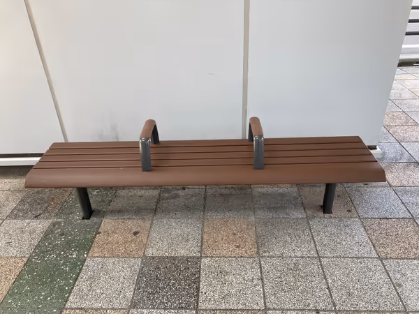 東側 三井住友信託銀行前の写真1