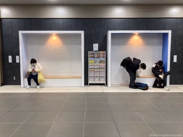Photo of Shin-Nagata Station | Rest area next to the ticket gate 2