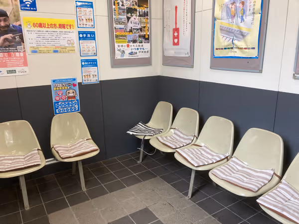 改札口すぐの待合室の写真3