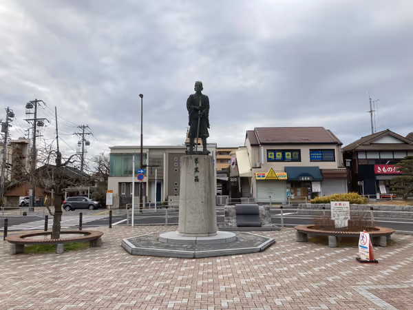 駅前駐車場の松尾芭蕉銅像付近の写真1