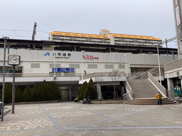 南側駅前広場のモニュメント周囲の写真1