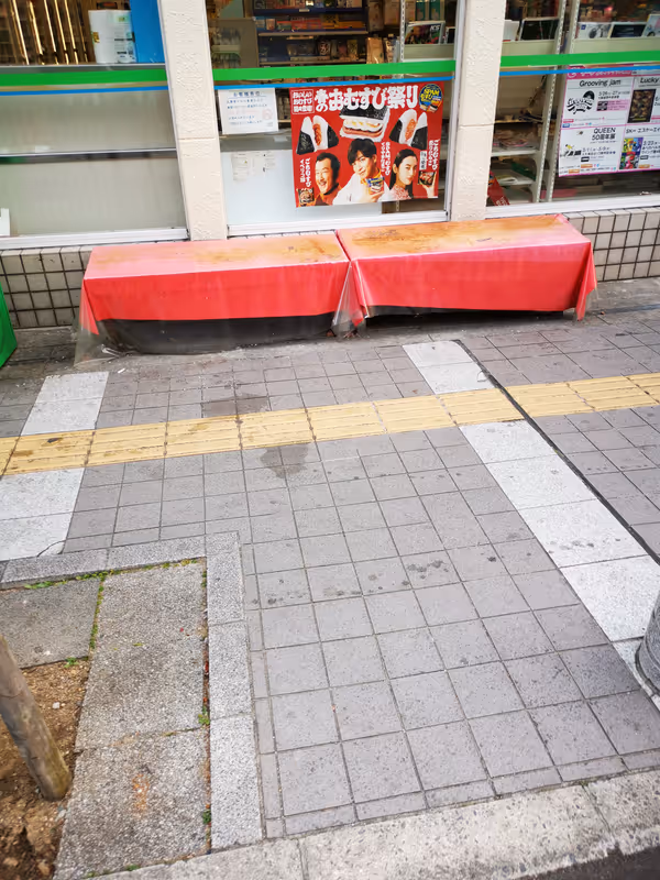 Photo of Itami Station | Bench in front of the FamilyMart at Itami Station | Rest Spot 2