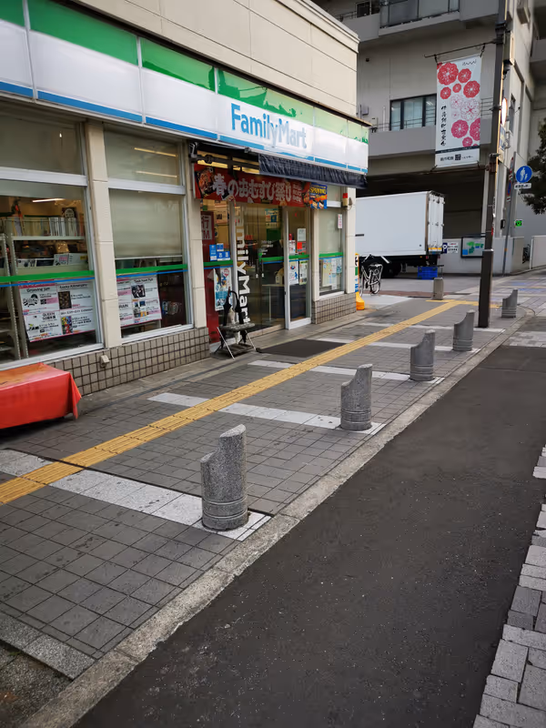 Photo of Itami Station | Bench in front of the FamilyMart at Itami Station | Rest Spot 1