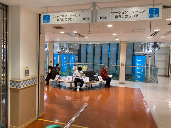 ウエステ垂水3階エスカレーター付近の写真3