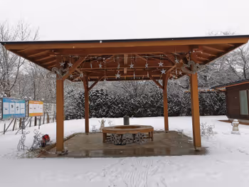 軽井沢駅本通り中部電力前の休憩場所その1