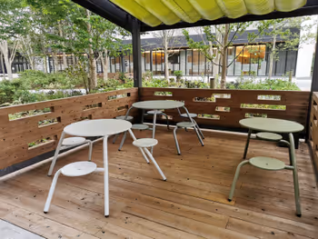 立川駅グリーンスプリングス2F パーゴラの休憩場所その5