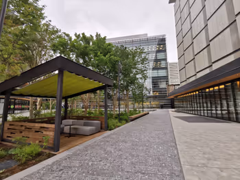 立川駅グリーンスプリングス2F パーゴラの休憩場所その3