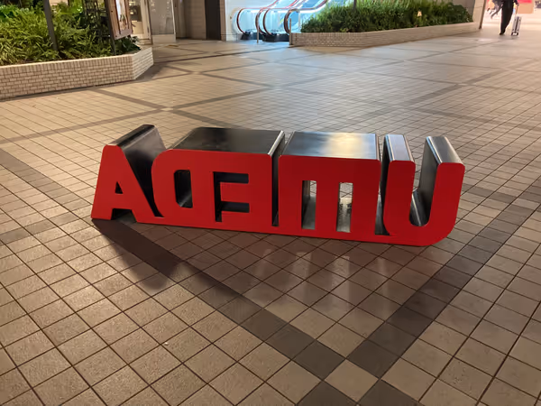 HEP NAVIO前交差点付近の写真1