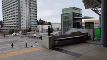 모리야역 서쪽 출구 보행자 데크의 휴식 장소 그 2