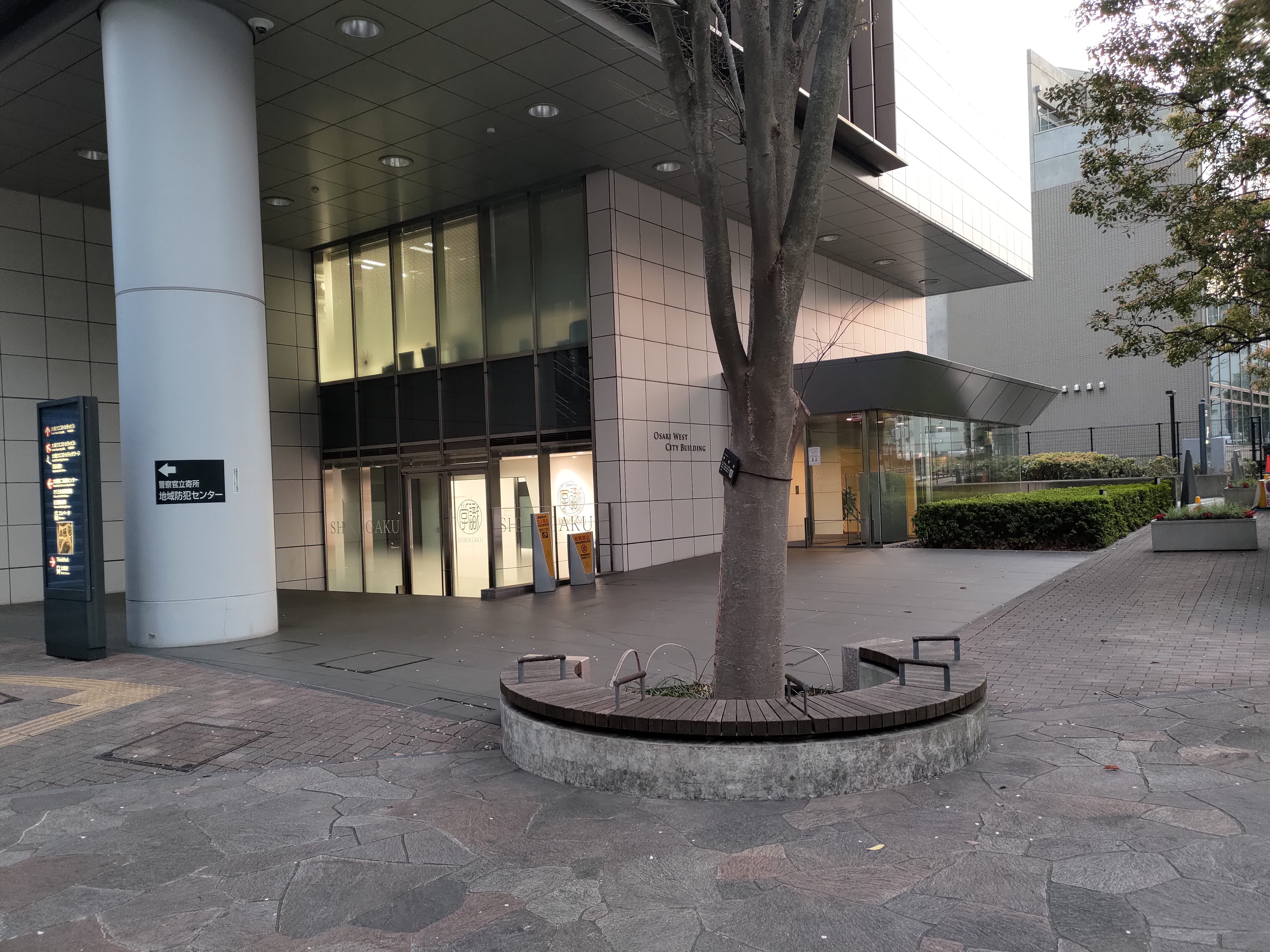 ウエストシティビル前の写真1