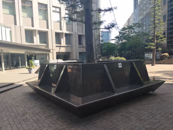 飯田橋駅ガーデンエア中央広場の休憩場所その2