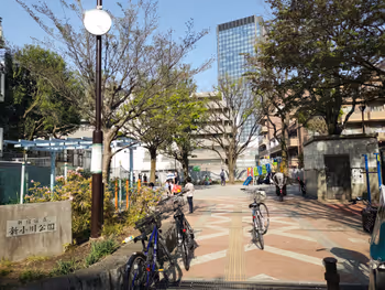 Rest area in Shin-Ogawa Park near Iidabashi Station, part 1