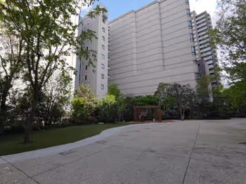 春日駅文京ガーデンセンターテラス 芝生のエリアの休憩場所その1