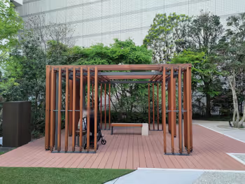 春日駅文京ガーデンセンターテラス 芝生のエリアの休憩場所その3