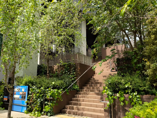 ブライトタワー外階段の写真1