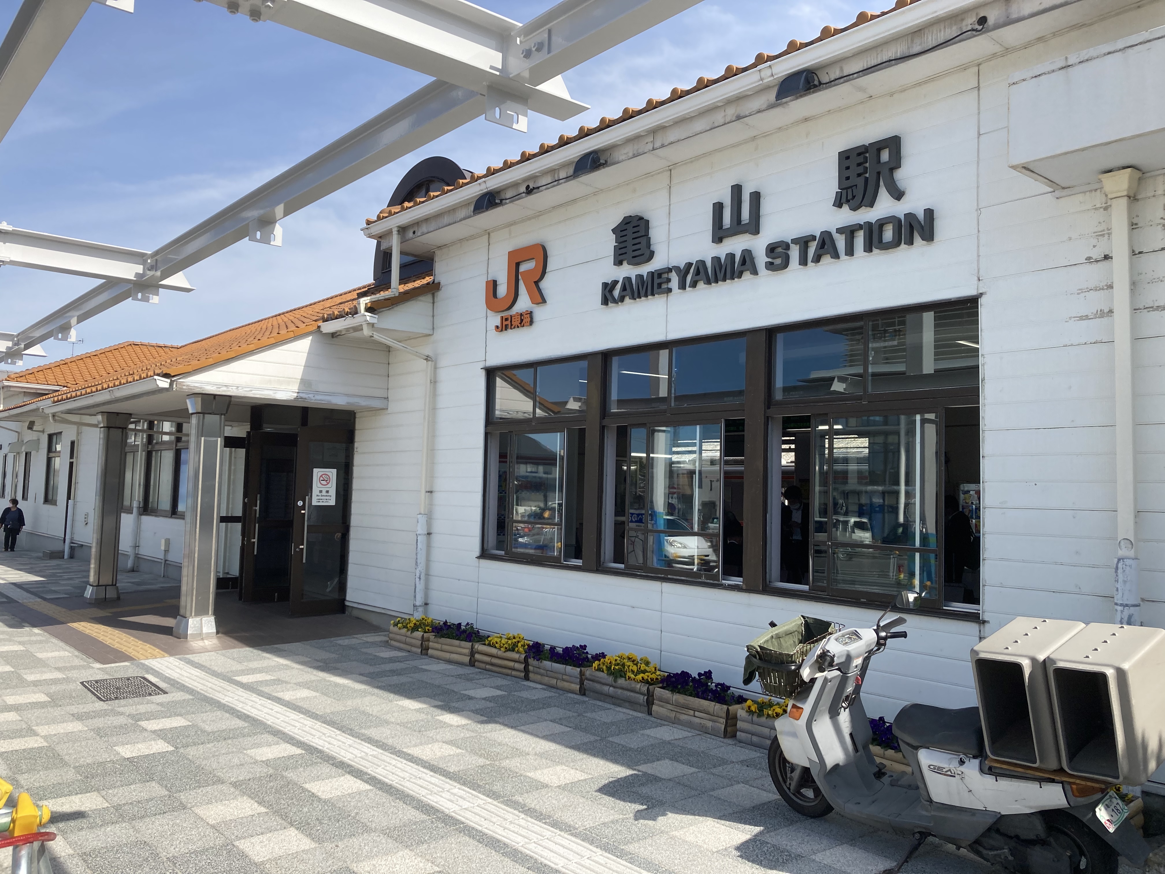 亀山駅】改札口付近｜休憩場所
