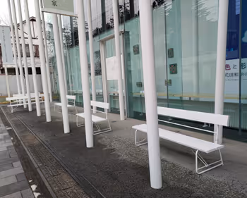 軽井沢駅ニューアートミュージアム前の休憩場所その1