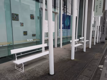 軽井沢駅ニューアートミュージアム前の休憩場所その3