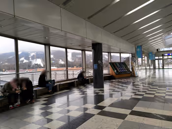 軽井沢駅駅改札前の休憩場所その1