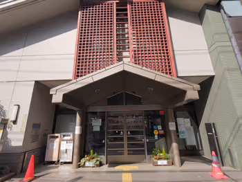 根津駅不忍通りふれあい館 喫茶コーナーの休憩場所その1