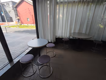 根津駅不忍通りふれあい館 喫茶コーナーの休憩場所その3