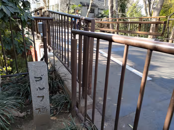 等等力站高尔夫桥旁的休息场所其一