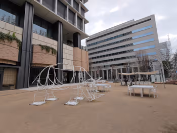 神保町駅神田スクエア 芝生の広場の休憩場所その6