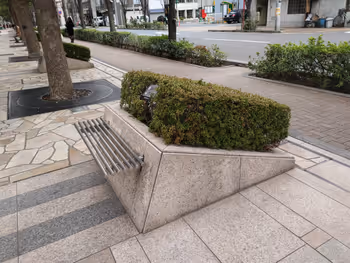 神保町駅神保町三井ビルディング前 歩道の休憩場所その2