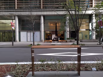 大手町駅みずほ丸の内タワー前の休憩場所その2