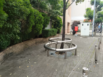 고엔지역 북 자전거 주차장 옆 광장의 휴식 장소 그 2